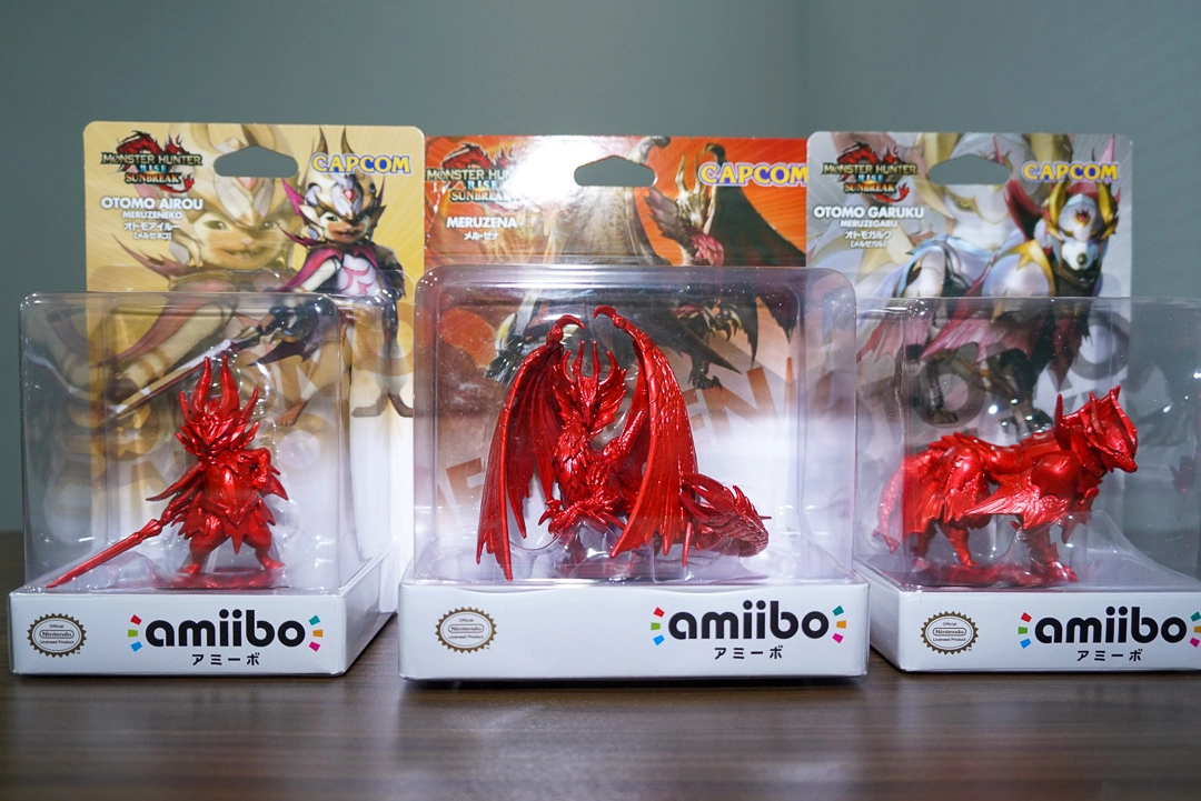 《怪物猎人：崛起 破晓》与日本 7-11 推出限量 Amiibo 组合，以鲜艳金属红呈现爵银龙吸血鬼主题