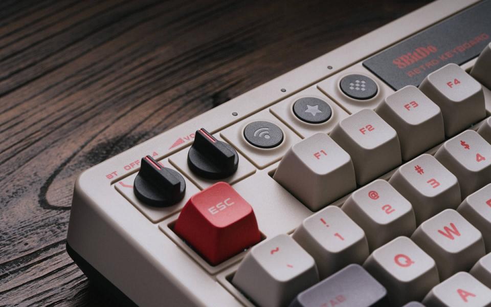 八位堂推出旗下首款机械式键盘，迎接成立10年、致敬任天堂经典红白机